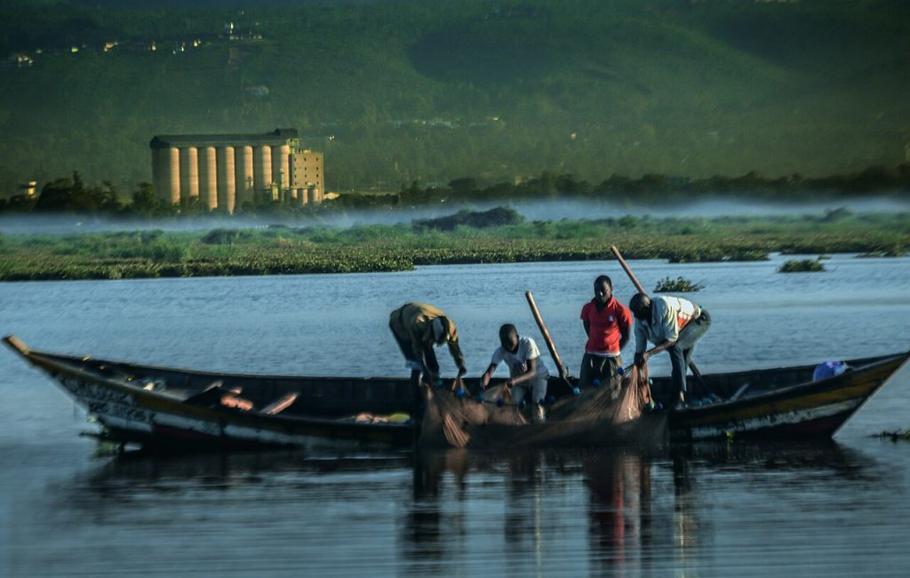 Photo: Fishermen in lake Victoria